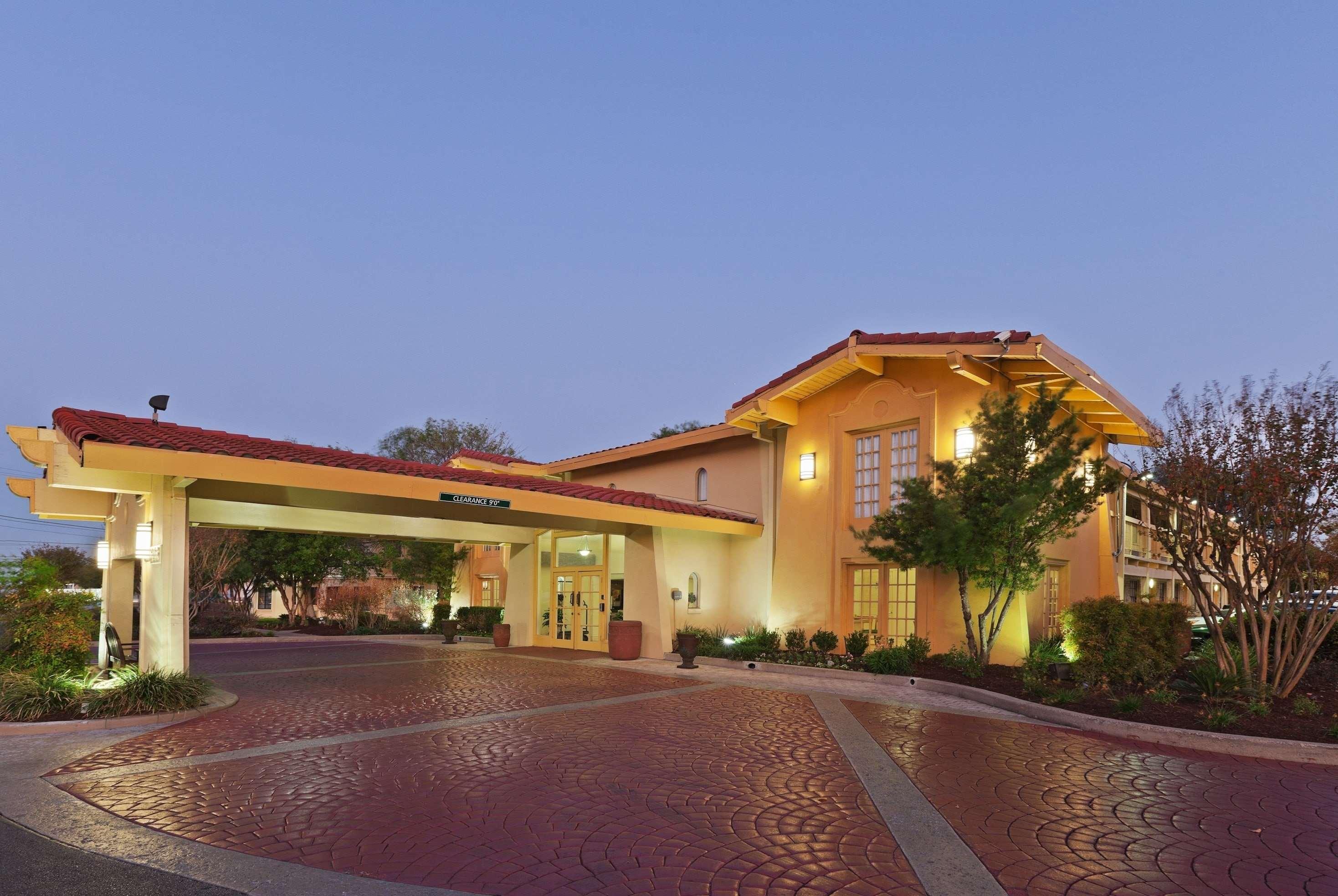 La Quinta Inn By Wyndham Austin Oltorf Exterior photo