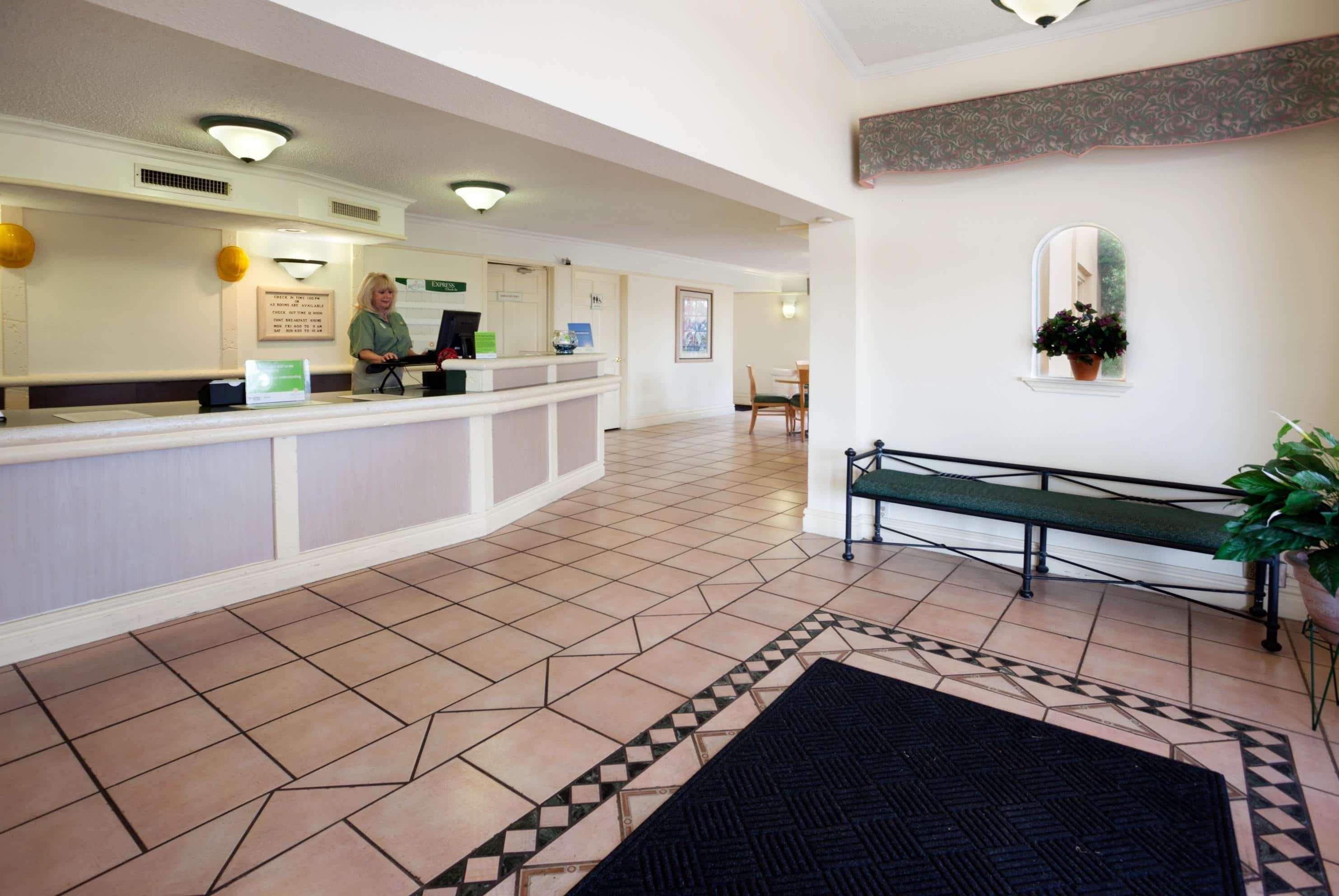 La Quinta Inn By Wyndham Austin Oltorf Exterior photo