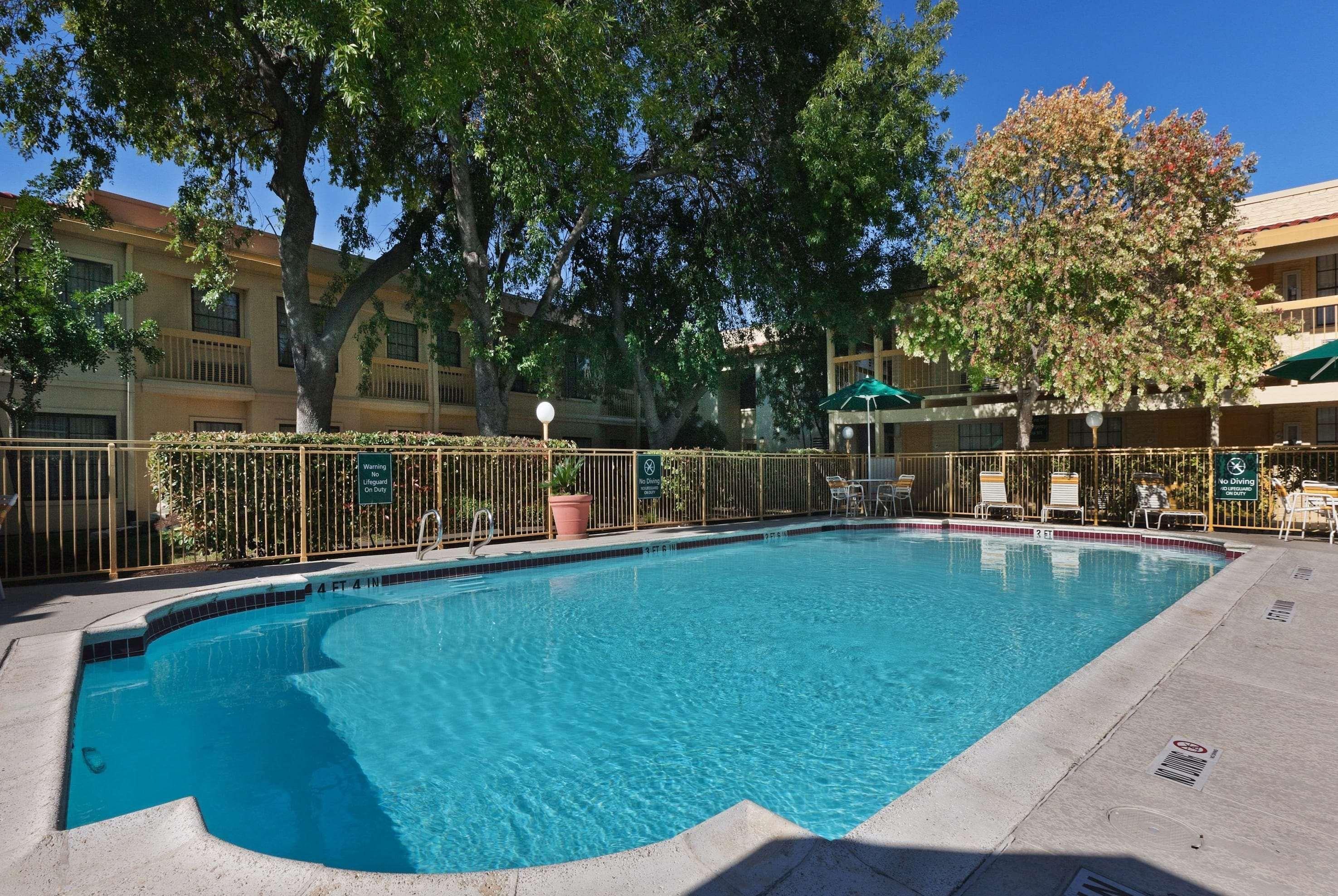 La Quinta Inn By Wyndham Austin Oltorf Exterior photo