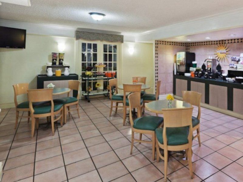 La Quinta Inn By Wyndham Austin Oltorf Restaurant photo